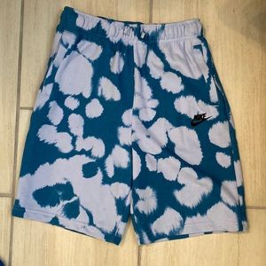 Nike - Standard Fit shorts - Boys XL